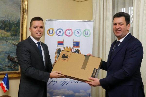 Državni sekretar Dabić uručio Gradu 20 laptop računara