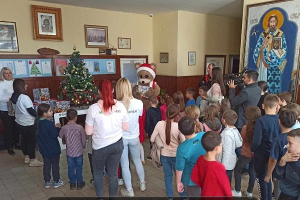 Фондацијa "Баланс" уручилa новогодишње пакетиће основцима у Белотићу