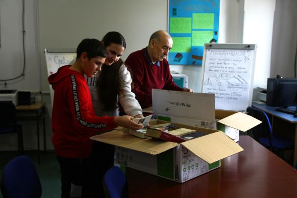 Радио Београд поклонио 1100 књига школи у Клењу