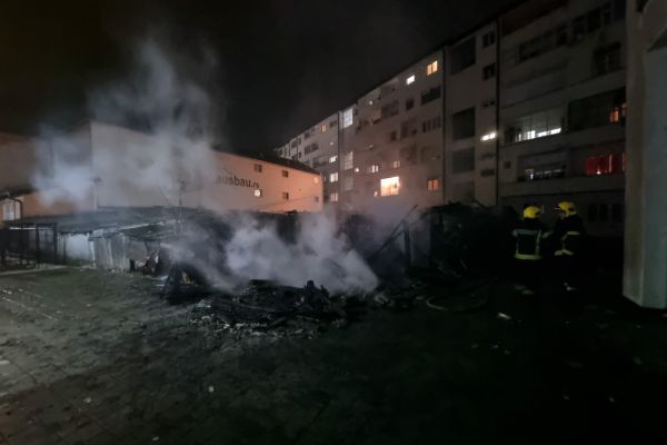 Изгореле четири дрвене гараже у центру Лознице