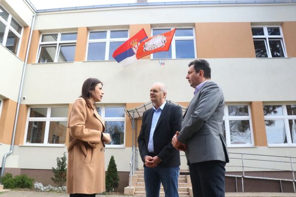 Министарка Вујовић са градоначелником Пајићем обишла ОШ „Ната Јеличић“ Дреновцу