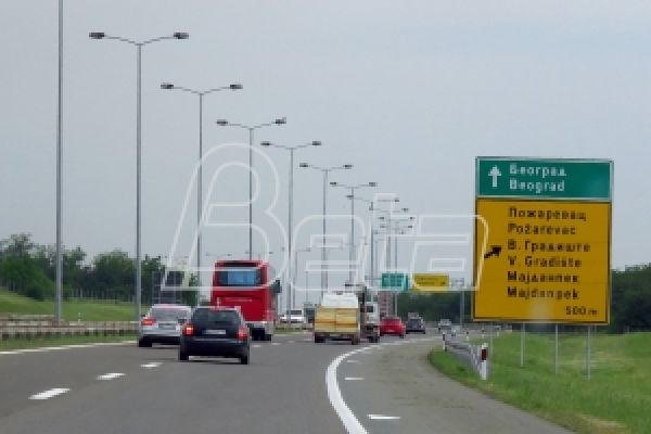 AMSS: Vlažni putevi usporavaju vožnju, duža čekanja kamiona na granicama