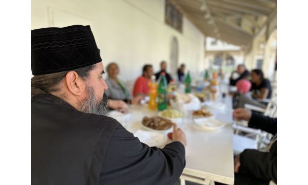 Episkop Jerotej na Vaskršnjem ručku sa potrebitima