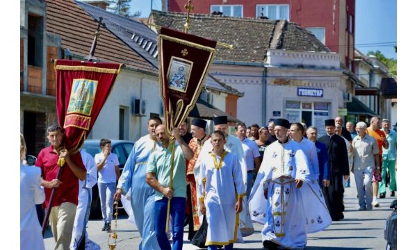 Министарка Јелена Жарић Ковачевић на резању славског колача