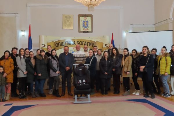Општина Богатић уручила 40 ауто- седишта родитељима