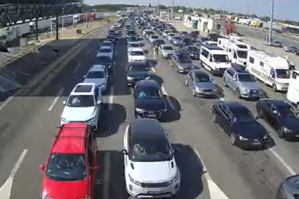 Kamioni na graničnim prelazima čekaju do sedam časova, bez zadržavanja za putnička vozila