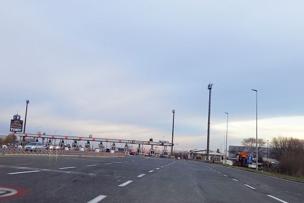 Без дужих задржавања на границама и наплатним рампама