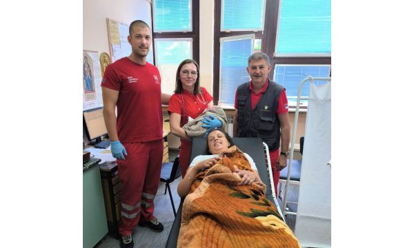 Mala Emilija rođena u porodičnoj kući