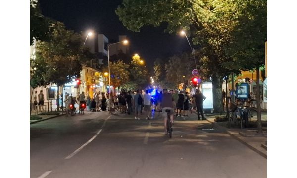 Скандирање испред СНС и градоначелникове зграде