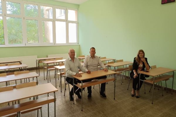 Уз две нове учионице и свлачионице на поклон и аутомобил