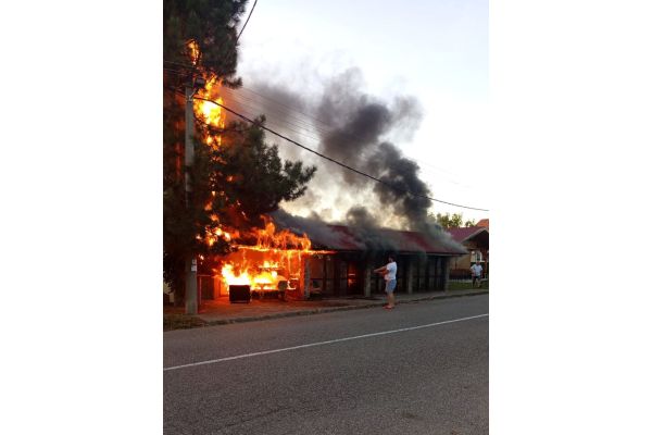 Izgoreo restoran na Tekerišu