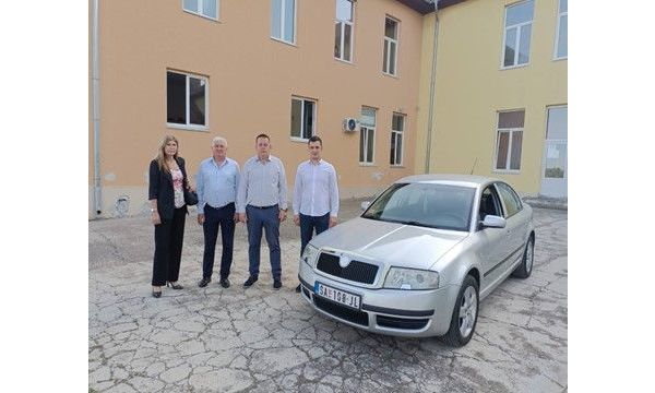 Dve nove učionice, svlačionice  i automobil