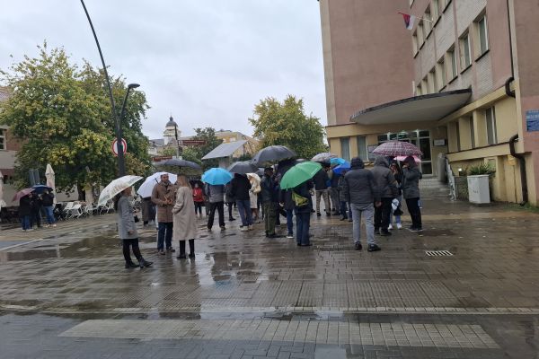 Скуп подршке ухапшенима у Богатићу испред Основог суда у Шапцу