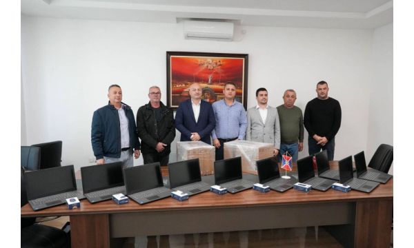 Kompjuterska oprema na poklon