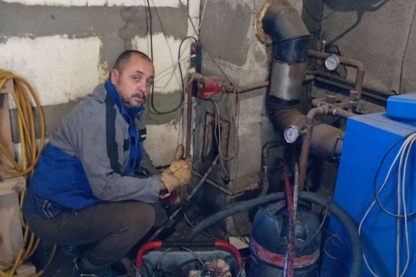 Марио Нишевић оџаке чисти са земље, без пењања на кров