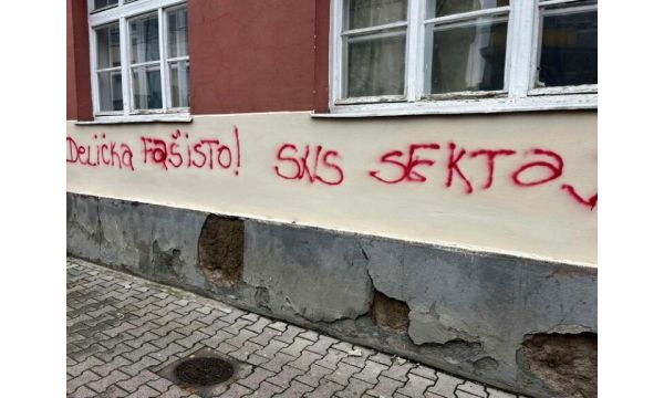 Uvredljivi grafiti na zgradi Šabačkog pozorišta