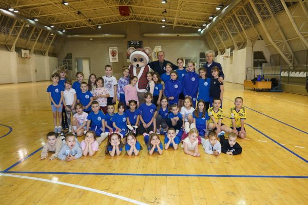 Фондација Баланс из Белотића обрадовала децу новогодишњим пакетићима и промовисала једнакост кроз Трку хероја