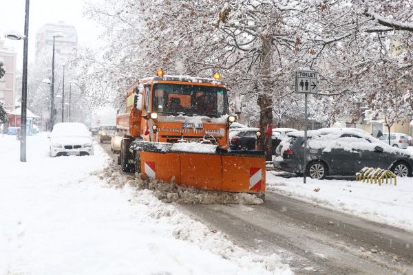 Сва расположива механизација на терену у рашчишћавању путева