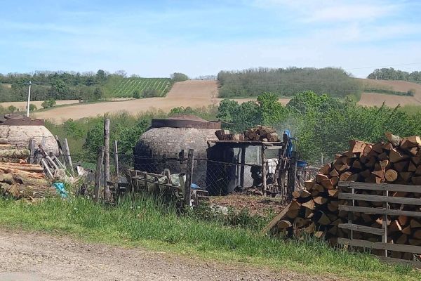 Porodični posao koji ne pretaje: Proizvodnja ćumura na tradicionalan način
