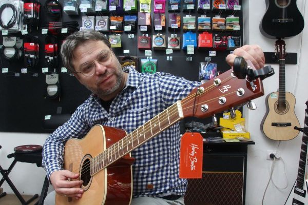 Goran Eganović vlasnik je jedinstvene muzičke  radionice u Šapcu