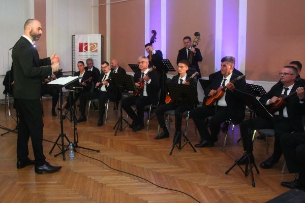 Tamburaški orkestar "Bisernica" nastupio u Kulturnom centru