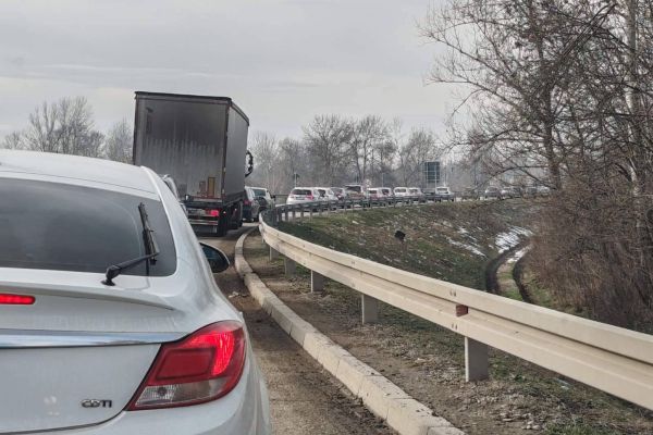 Kamioni čekaju na izlaz na Batrovcima i Šidu četiri sata
