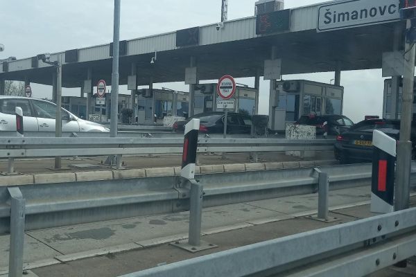 Na naplatnim stanicama na autoputevima u Srbiji kao i na graničnim prelazima, nema dužih zadržavanja vozila