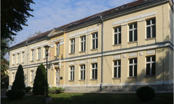 U osam srednjih škola 1200 mesta