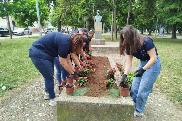 Omladina Srpske napredne stranke u ekološkoj akciji u parku u Žike Popovića