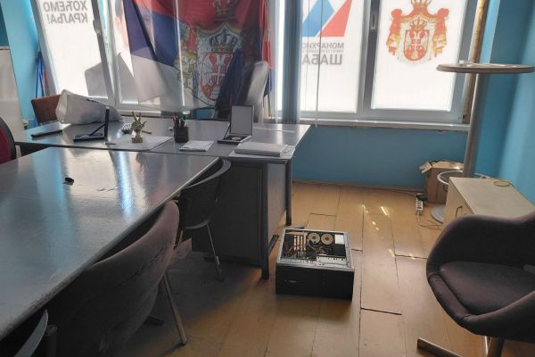 Obijena kancelarija Monarhista - Pokreta za kraljevinu Srbiju u Šapcu