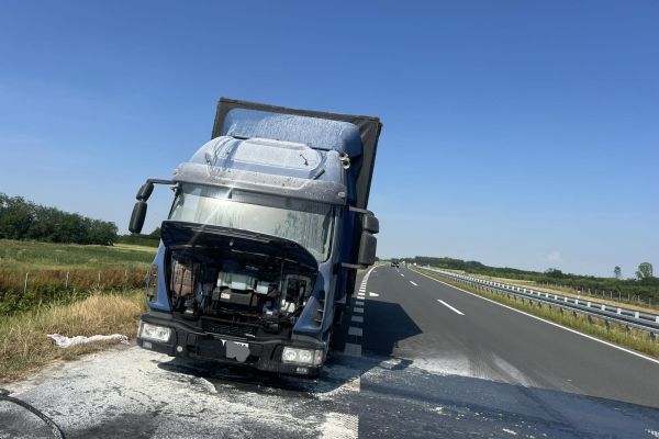 Zapalio se kamion na brzoj saobraćajnici, vozač nepovređen