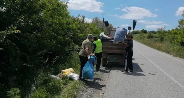 Уклоњено смеће поред пута